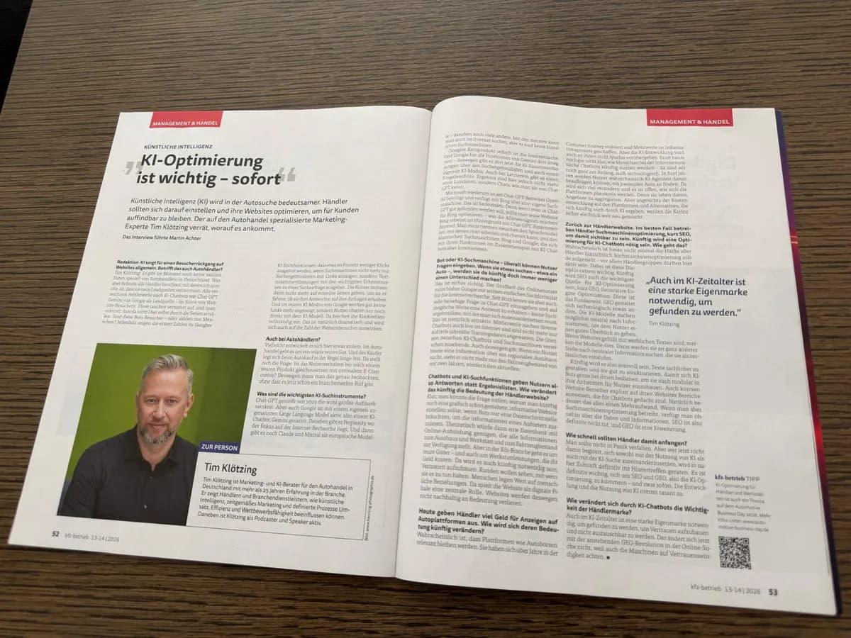 Aufgeschlagene Ausgabe von kfz-betrieb mit dem Interview KI-Optimierung ist wichtig – sofort und einem Porträt von Tim Klötzing